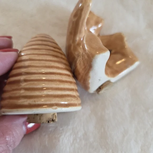 Vintage Porcelain Brown Bear & Honey Beehive Salt & Pepper Shakers - Picture 7 of 11